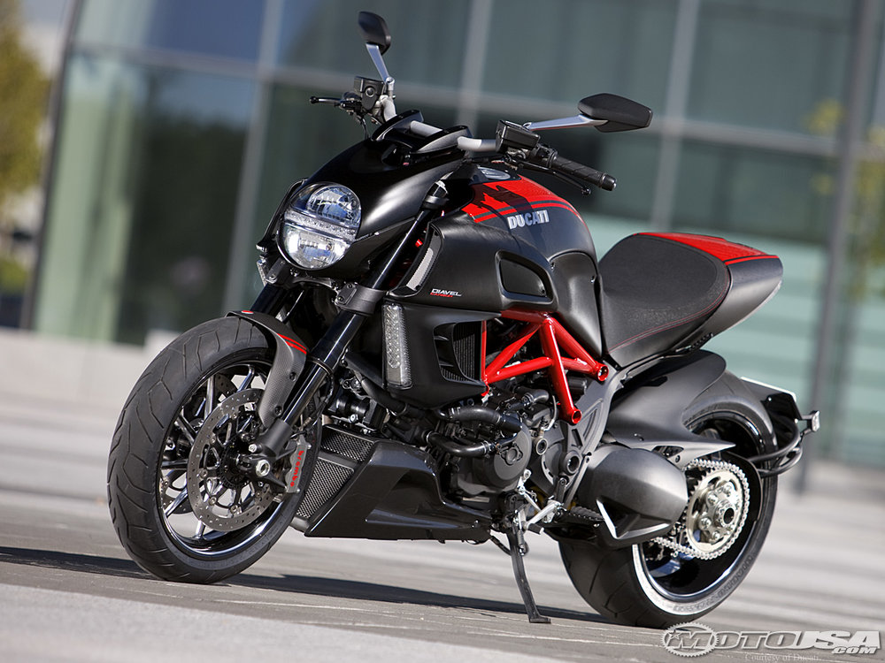 2011-Ducati-Diavel-2.jpg