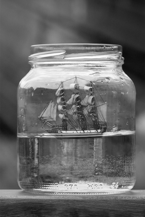beautiful-black-and-white-boat-creative-