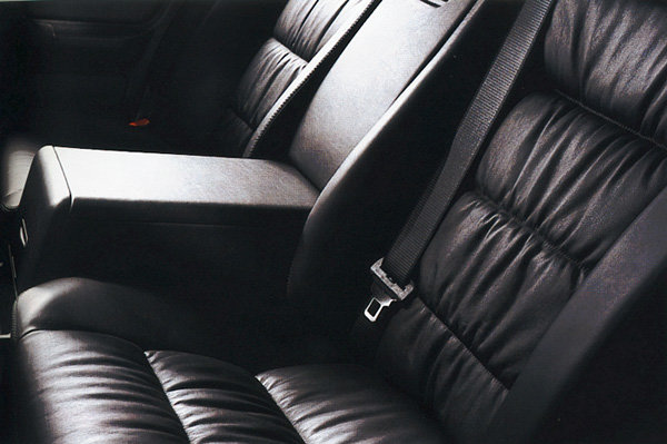 E34_M5_rear%20console.jpg