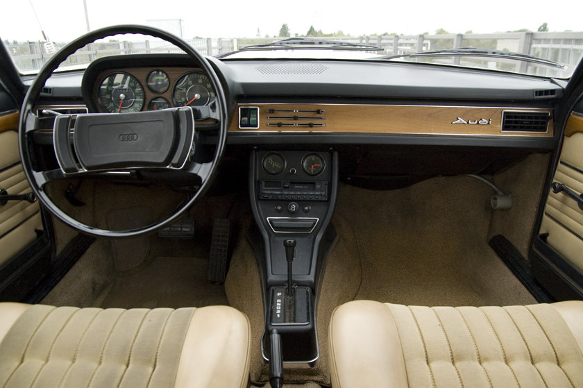 audi_100_coupc3a9_s_1973_red_inside.jpg