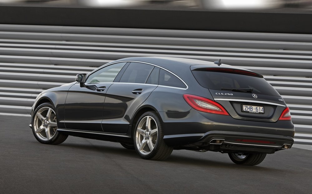 Mercedes-Benz-CLS-Shooting-Brake-side-re